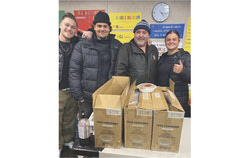 From left to right: two Patate Lou Lou employees followed by the owner Laurent Lamirande and Jade Fahey, worker at the Réhabex heat stop at the Guertin site with the meal donation boxes (January 30). Photo: Courtesy of Annie Castonguay