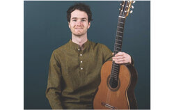 Marc-Étienne Leclerc, diplômé du Conservatoire de musique de Gatineau, a lancé un album intitulé La guitare dans toutes ses couleurs le 26 février, marquant ainsi l’ouverture du Festival Guitare Alla Grande. Le guitariste sera en tournée dans les autres conservatoires de musique du Québec en mars et avril. Crédit photo : Denis Thibault


