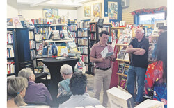 Didier Périès, lors du lancement de son roman Guelta : Du Sahel au rugby à la Bouquinart Librairie & Galerie d’art (5 juin 2025). Photo : Mélissa Gélinas

