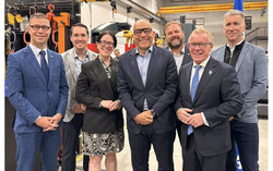 At the announcement of the Plan PME 2025–2028 are Mr. Guillaume Tremblay (President of the Union des municipalités du Québec – UMQ), Mr. Simon Allaire (MNA for Maskinongé), Ms. Sonia LeBel (President of the Treasury Board and Minister Responsible for Government Administration), Mr. Christopher Skeete (Minister for the Economy and Minister Responsible for the Fight Against Racism), Mr. Jacques Demers (President of the Fédération québécoise des municipalités – FQM), Mr. Jean Boulet (Minister of Labour), and Mr. Benoît Richard (President and CEO of AGT Robotics). (TF) Photo: Li-Ann Laverdière – MEIE